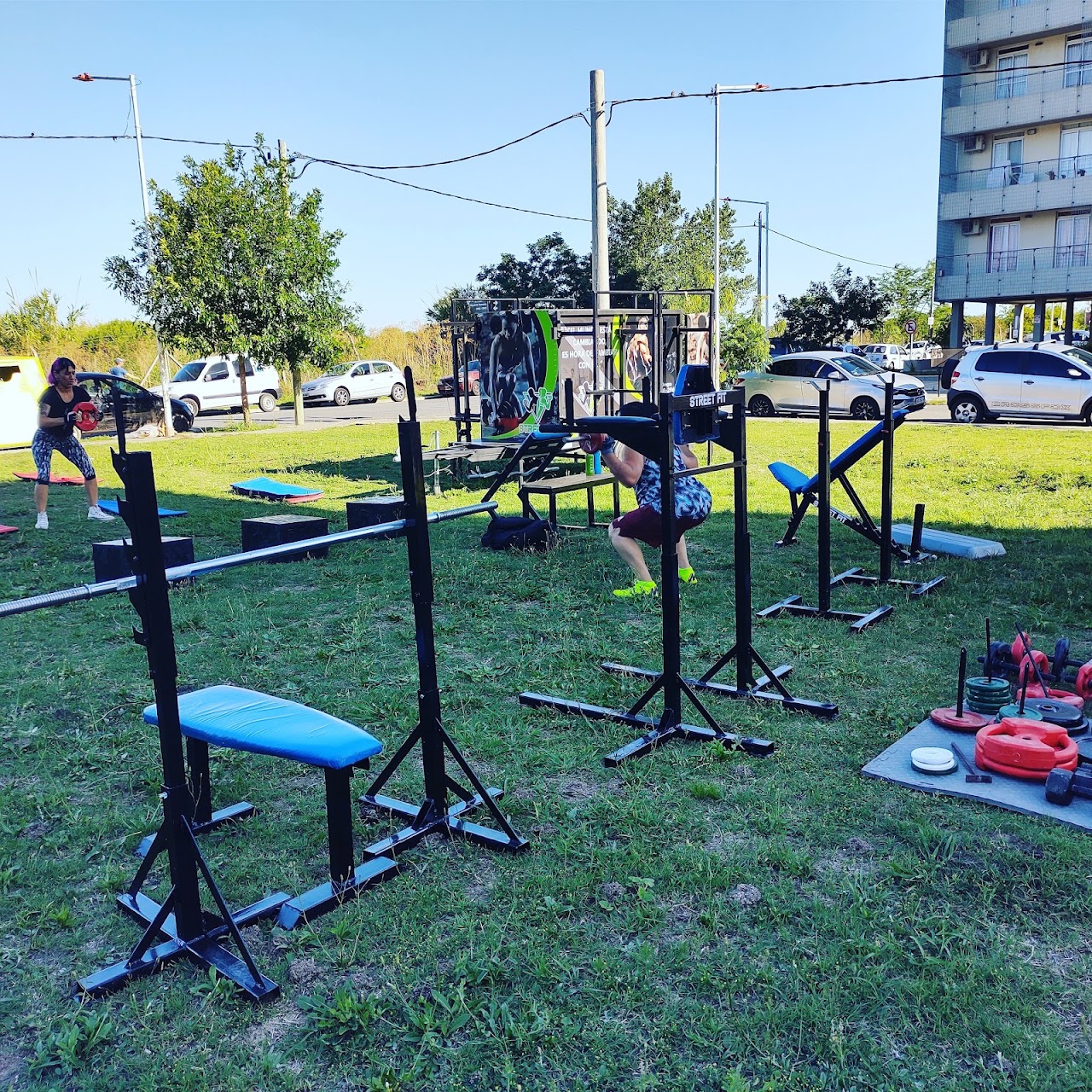 Street-fit alumnos entrenando al aire libre en parque de Castelar